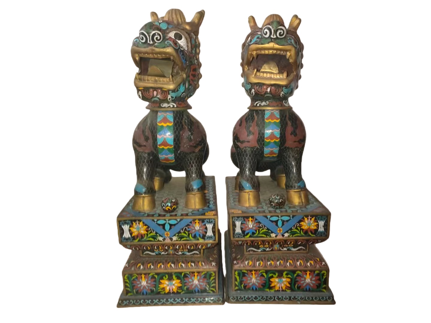 藏式珐琅彩麒麟一对AE0232