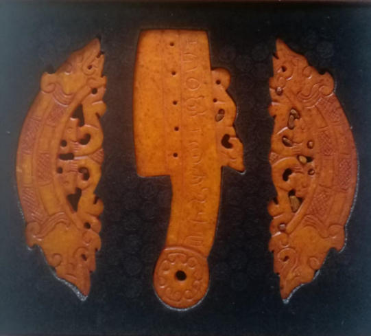 左右双龙玉璜，中间是玉戈AK0545