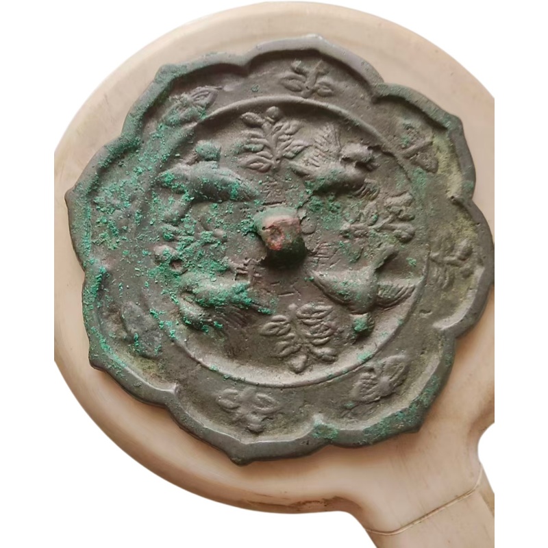八出菱花形花鸟鸳鸯青铜镜AE1896
